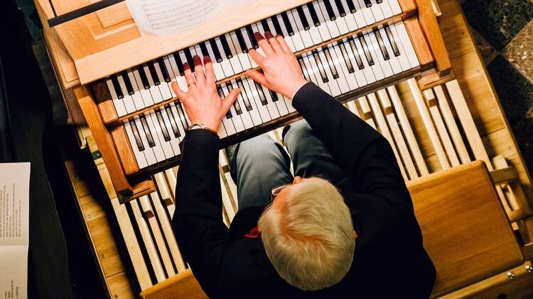 Bild tagen uppifrån på Sixten Enlund som spelar på Johanneskyrkans kororgel. Tagen av Nina Lindfors.